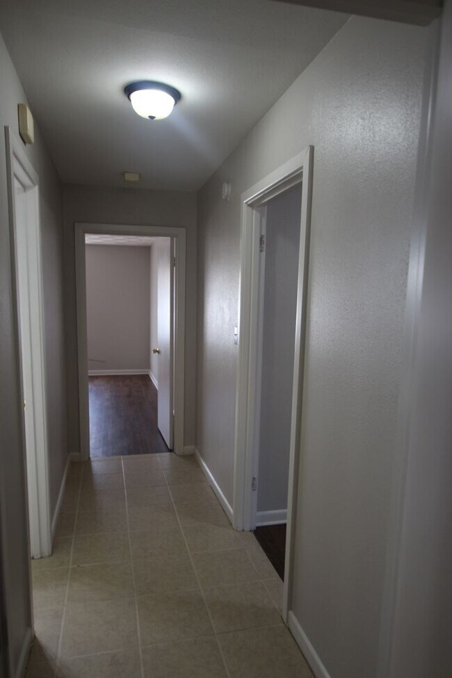 Building Photo - 1424 E Houston St