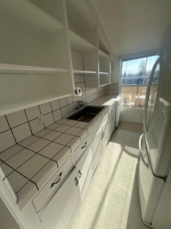 Building Photo - 411 California Ave