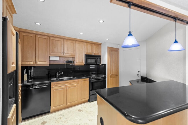 Building Photo - 3000 Holiday Dr