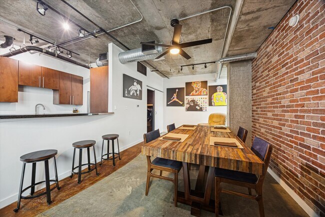 Building Photo - 2000 Bagby St