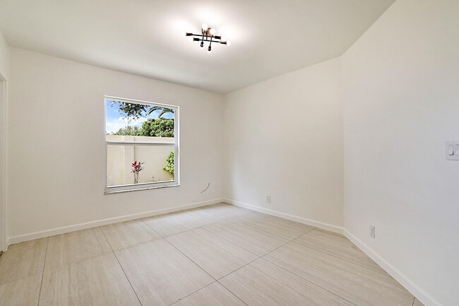 Building Photo - 320 NE 42nd St