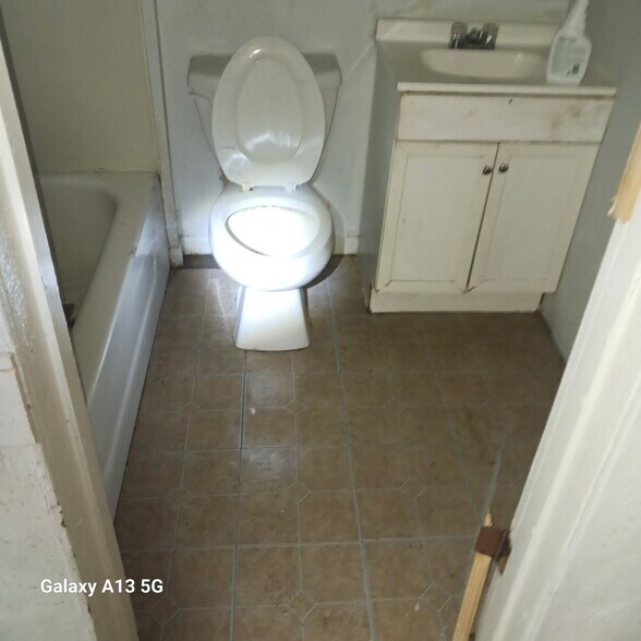 Building Photo - 1006 Victoria Ave