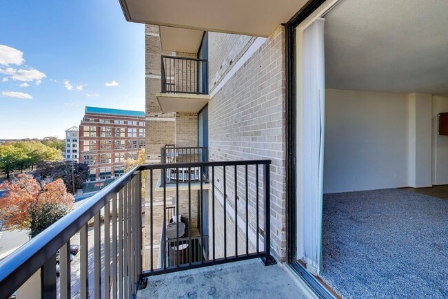 Building Photo - Sunny Studio in Downtown Rockville - ALL U...