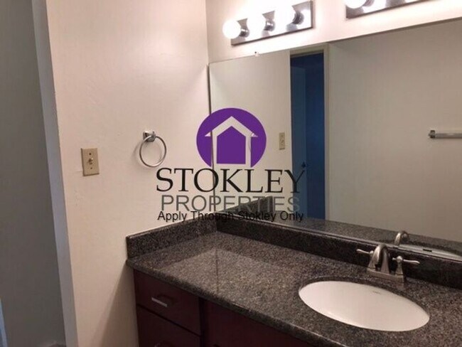 Building Photo - Stokley Properties Presents: 2712 Oak Rd #65!
