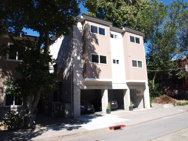 Building Photo - Spacious Two-Story Duplex Near Caledonia