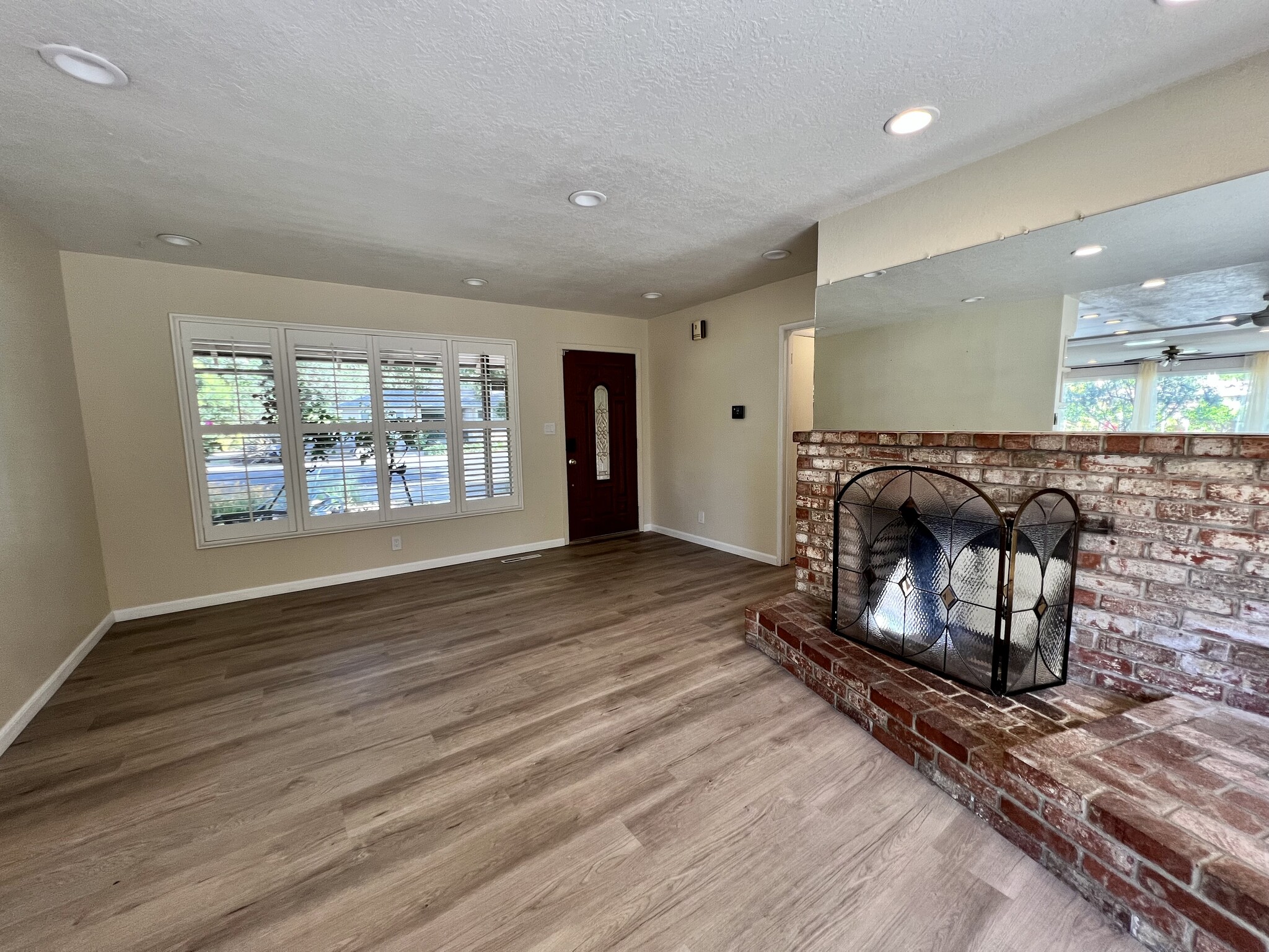 Beautiful brickwork in living room - 2501 Linda Vista Avenue