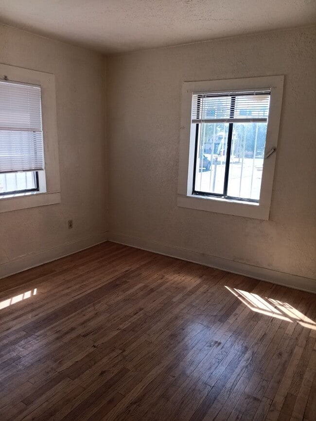 Building Photo - 2 bedroom, 1 bath Close to University!