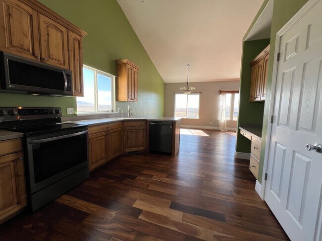 Building Photo - Beautiful Stockton Home with Stunning Mountain and Valley Views