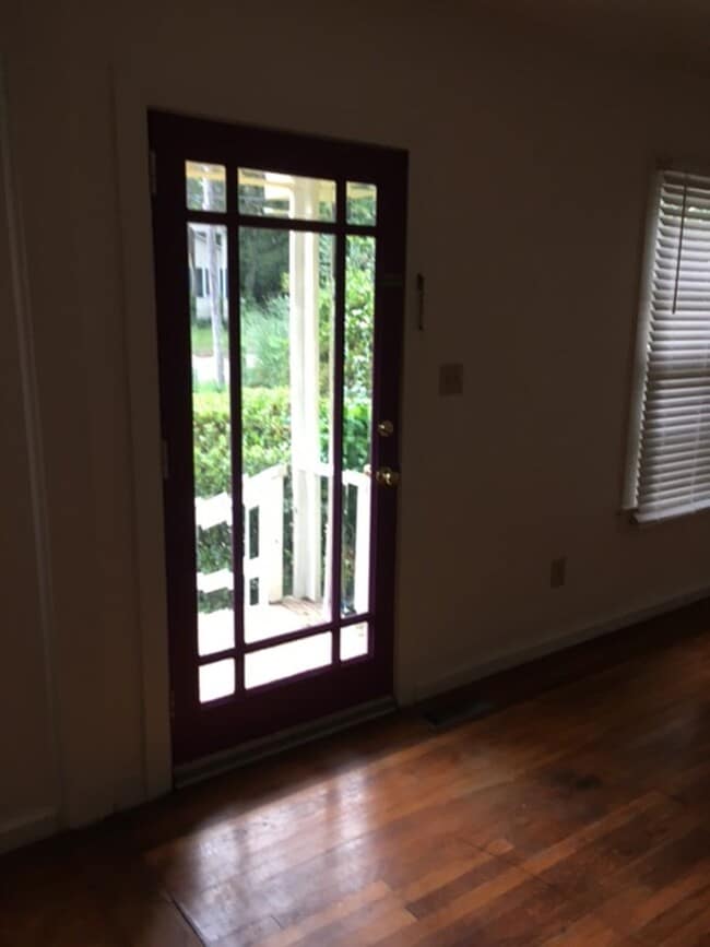 Building Photo - Adorable 3bdrm 1 bath bungalow in central ...