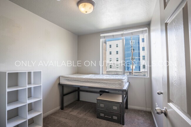 Building Photo - 884 E 700 N