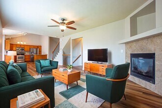 Building Photo - Extremely Spacious 3 Bedroom / 2.5 Bath Home in Bellevue!