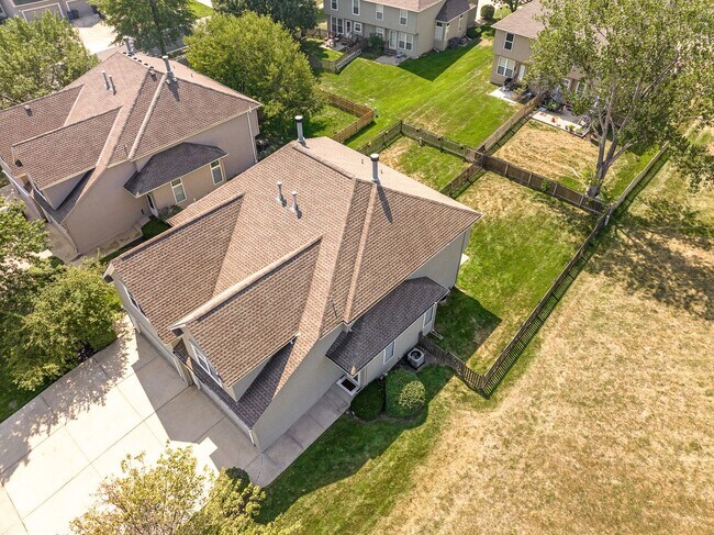 Building Photo - {13862} Spacious townhome in Prime Location + Maintenance Provided Community + Neighborhood Pool ...