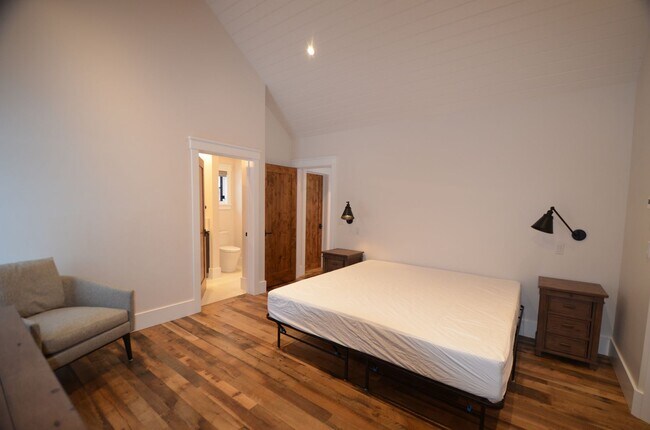 Building Photo - 300 Washington Rd