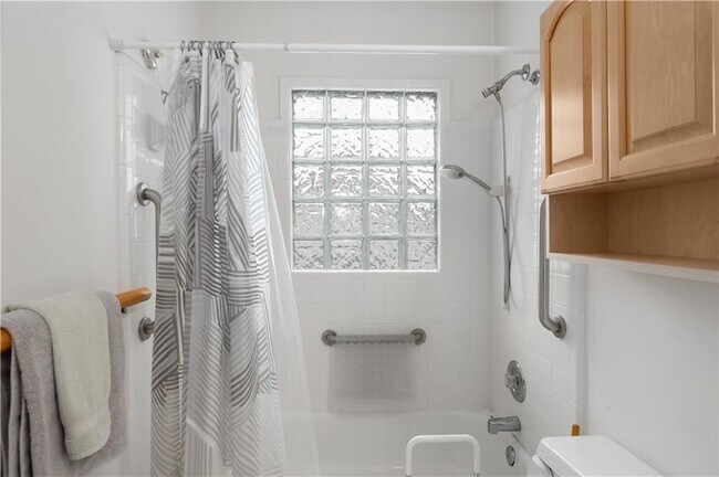 Building Photo - 2035 Manchester St NE