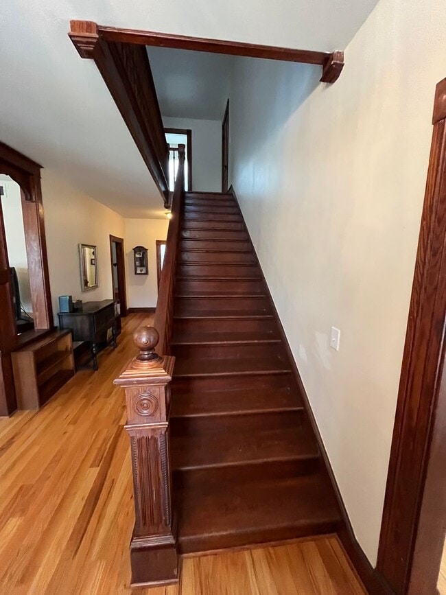 Building Photo - Beautiful 4-bedroom Farmhouse in Raphine a...