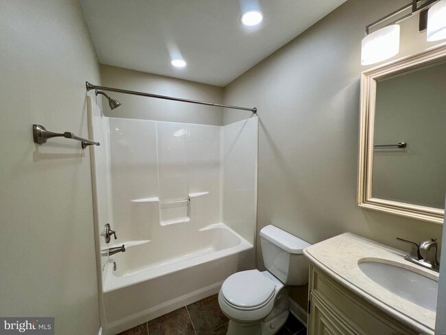 Building Photo - 6924 Fairfax Dr