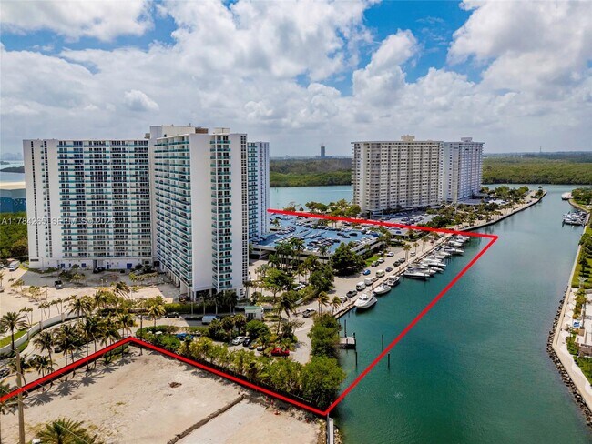 Building Photo - 100 Bayview Dr