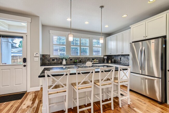 Building Photo - Long Realty & Property Management - Wonderfully Located Townhome in Great Neighborhood