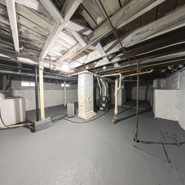 Building Photo - 2 Bedroom 1 Bathroom Fresh Carpet