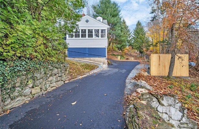 Building Photo - 346 Middlebury Rd