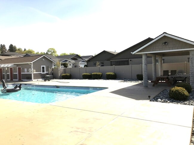 Building Photo - 403 Ridgewood Dr