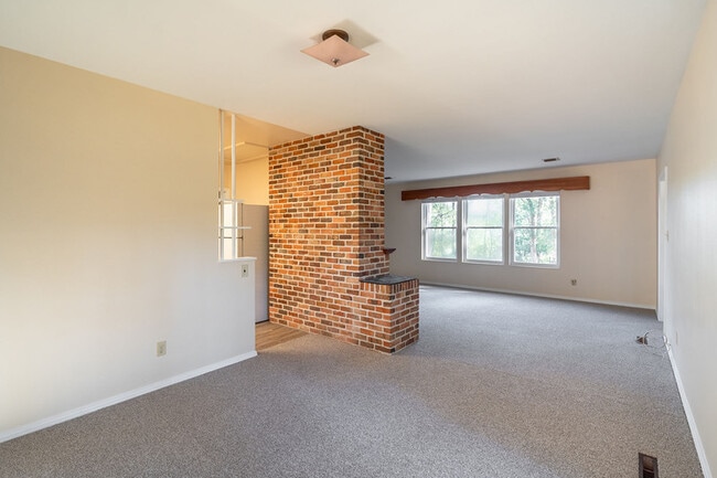 Building Photo - 2818 Lakeshore Dr