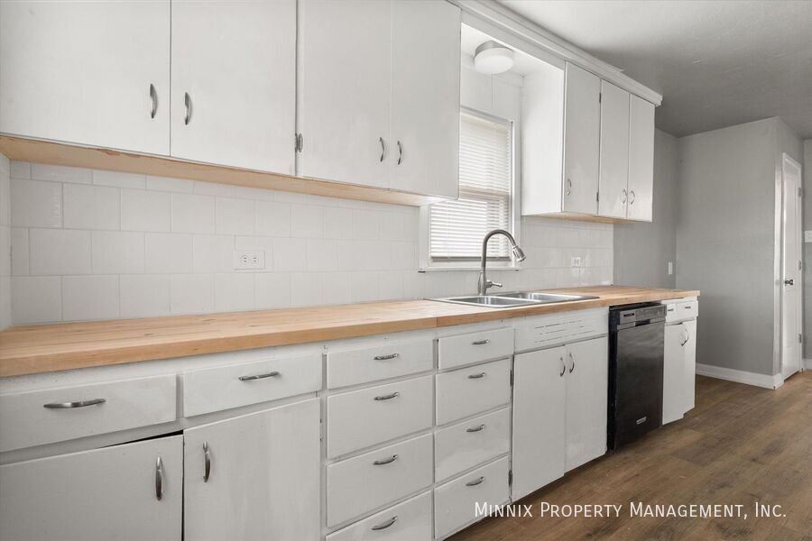 Building Photo - 1302 Ave. E (FS)-1