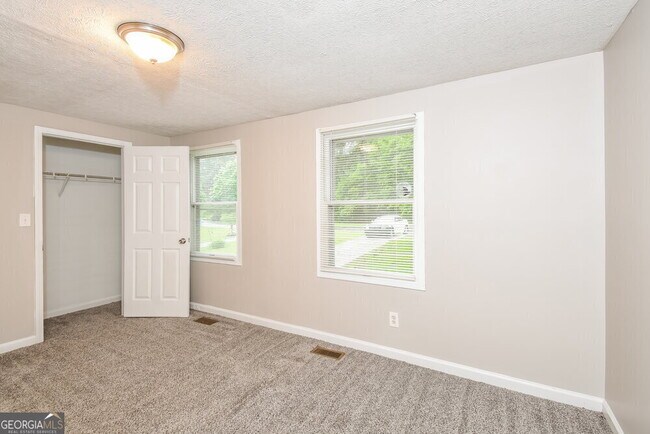 Building Photo - 3332 Chesterfield Ct