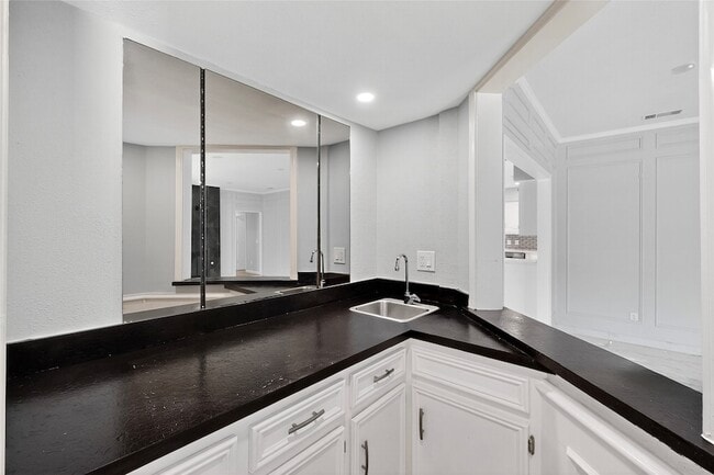 Building Photo - 2260 Valley Mill