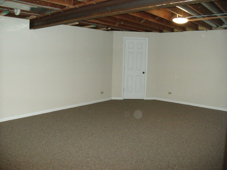 Bonus Room - 11313 Douglas Ave