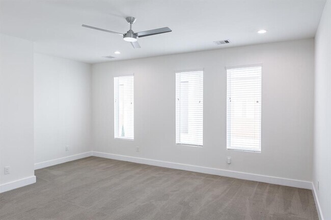 Building Photo - 5509 Paraiso Pl
