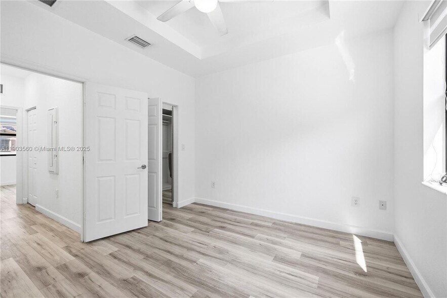 Building Photo - 10537 W 32nd Ln