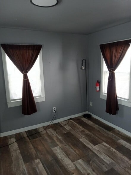 Building Photo - 1104 Oak St