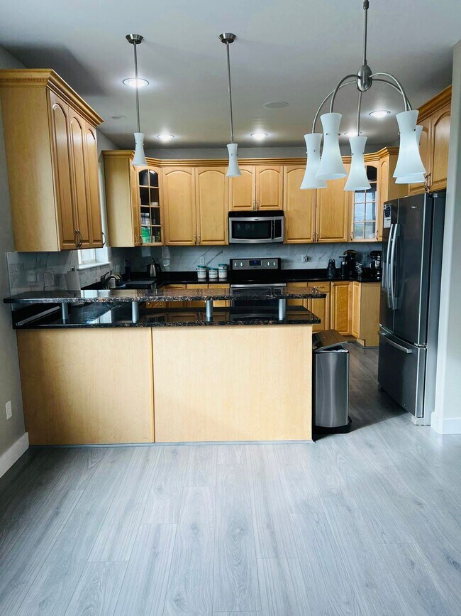 Building Photo - 2655 Glenmore St