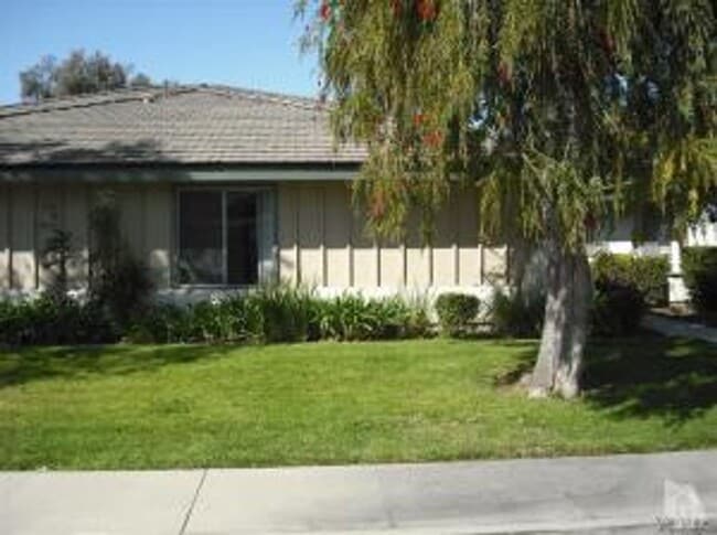 Building Photo - SPACIOUS 3 BEDROOM 2 BATH CONDO 2 CAR GARAGE NEAR PARK