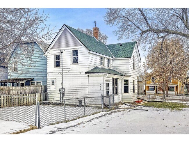 Building Photo - 911 Sims Ave