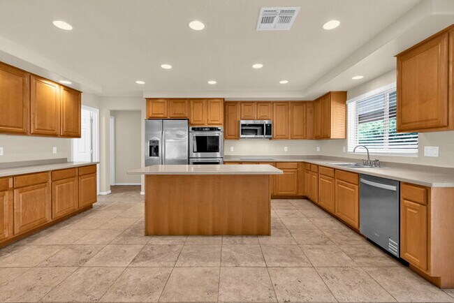 Building Photo - 1412 E Powell Way