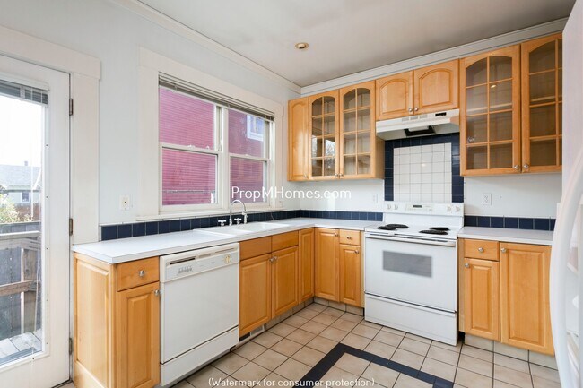 Building Photo - Classic Two Bedroom Bungalow In The Heart Of Sellwood!