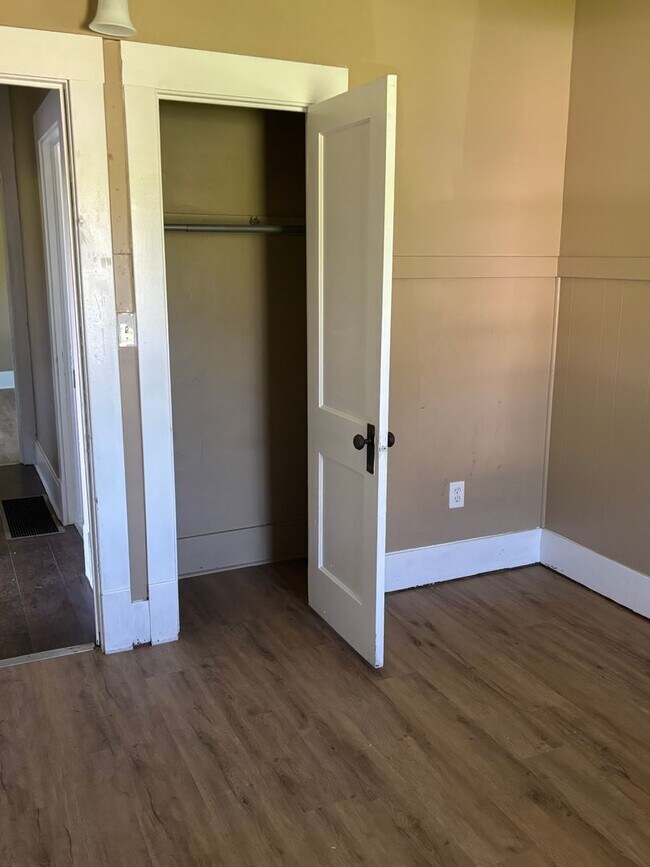 Building Photo - SECTION 8 and EDEN Accepted!! Newly Renova...