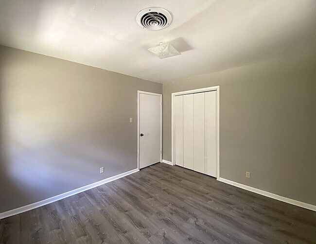 Building Photo - 2306 Poage Ave