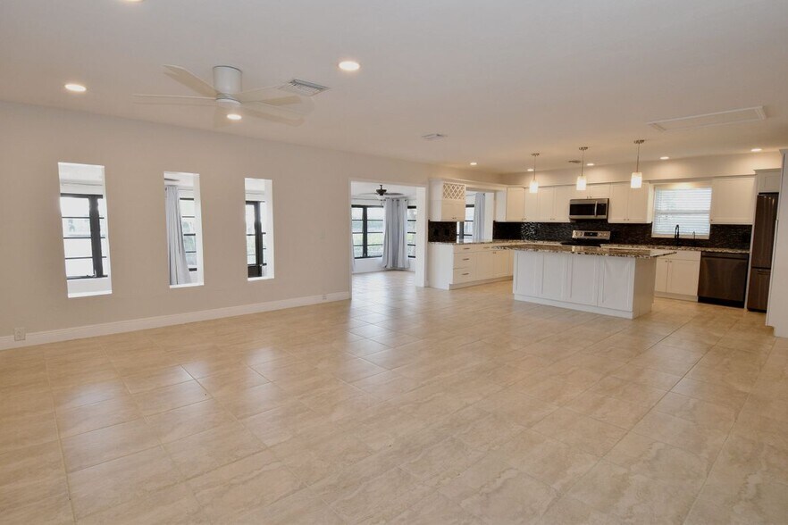 Building Photo - 3461 Lakeview Dr