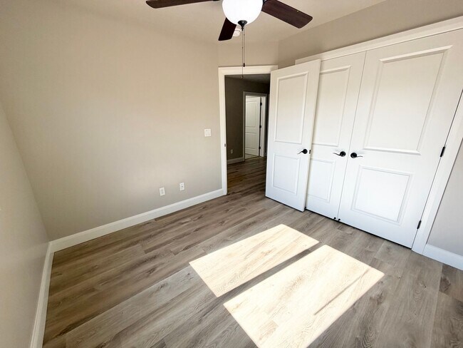 Building Photo - 355 W 200 S