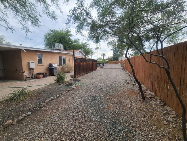 Building Photo - Beautiful 2 bedroom 2 bathroom home!