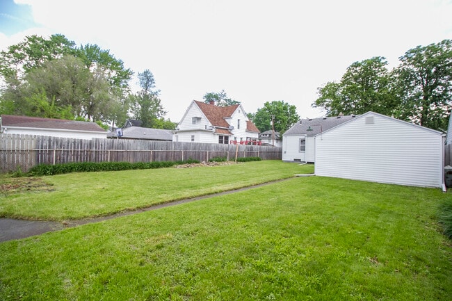 Building Photo - 320 Somerset St