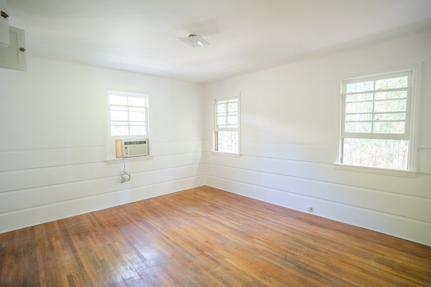 Plenty of window - 157 South Westmoreland Avenue