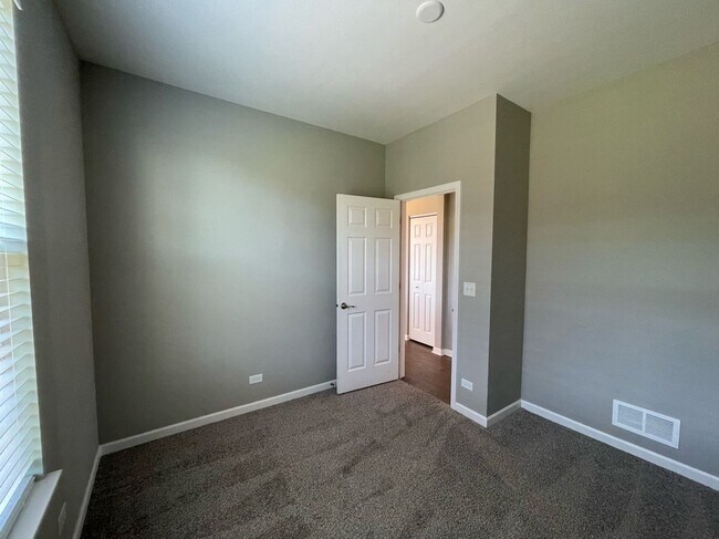 Building Photo - Single Family Home in Hoffman Estates
