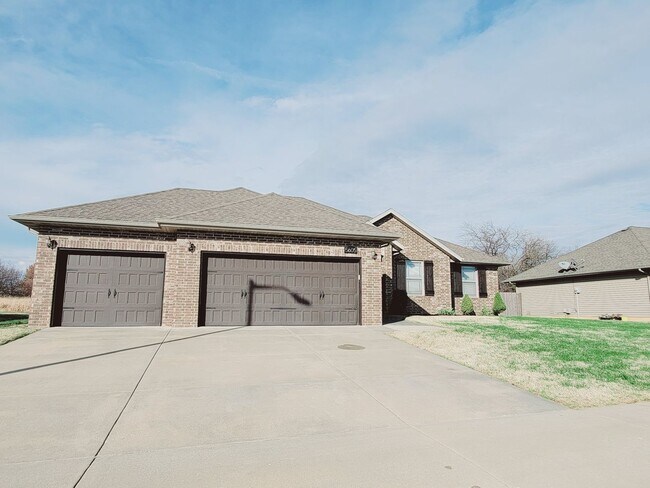 Building Photo - Bent Tree Subdivision - 4 Bedrooms w/ 3 Car Garage