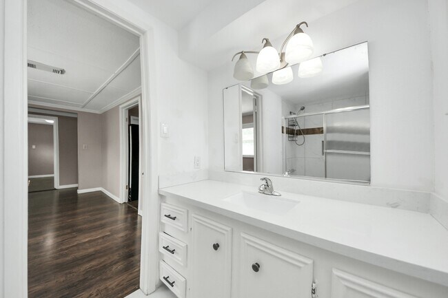Building Photo - 5747 Turtle Creek Rd