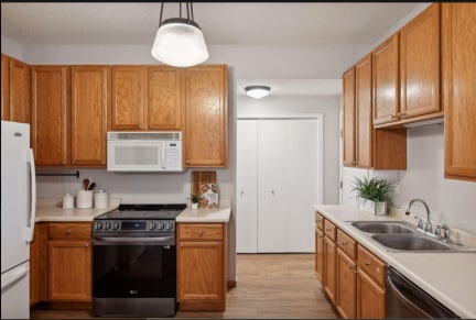 Building Photo - 1236 Crystal Pl E