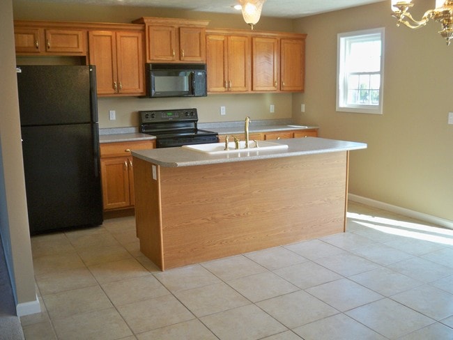 7 foot island; all appliances - 1825 Park W Dr